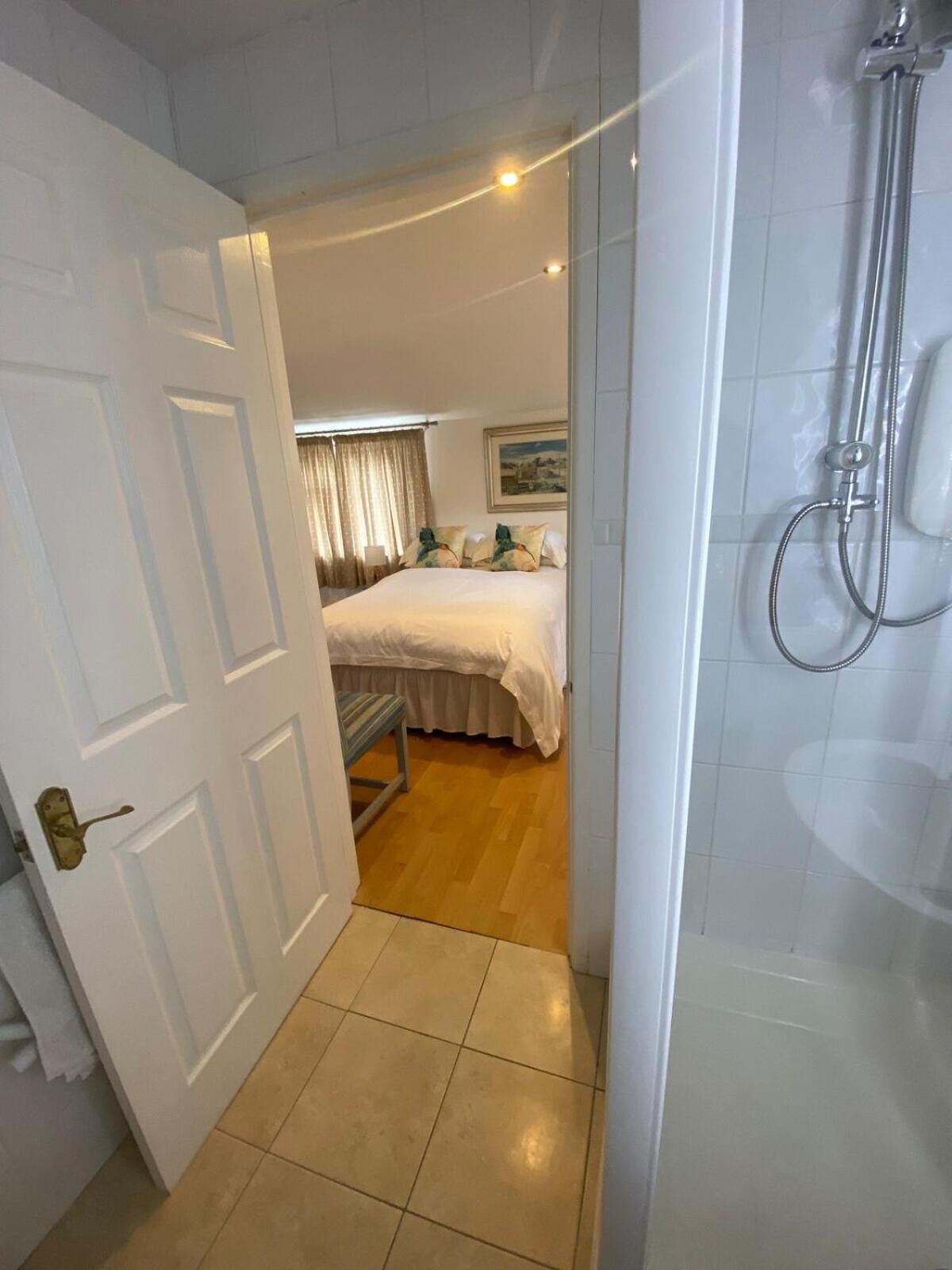 Private Entry Guesthouse Hideaway Hordle Bagian luar foto